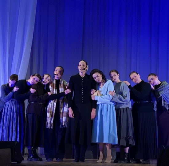 НА ПРЕМЬЕРЕ СПЕКТАКЛЯ «ОБНИМИ МЕНЯ»