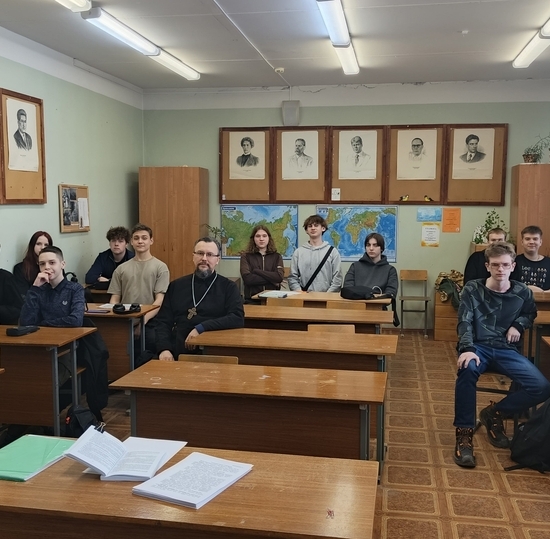 Иерей Александр Григорьев продолжает беседы со студентами Архангельского колледжа телекоммуникаций из цикла "Любовь. Семья. Целомудрие".